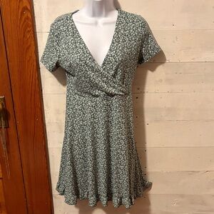 SO Floral Wrap Dress in Green Excellent Condition